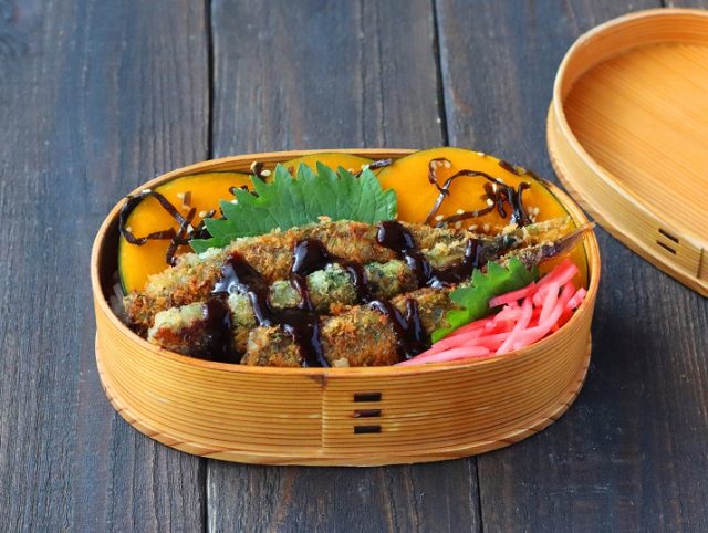 「ししゃも磯辺カツ」「レンジかぼちゃの塩昆布和え」2品弁当