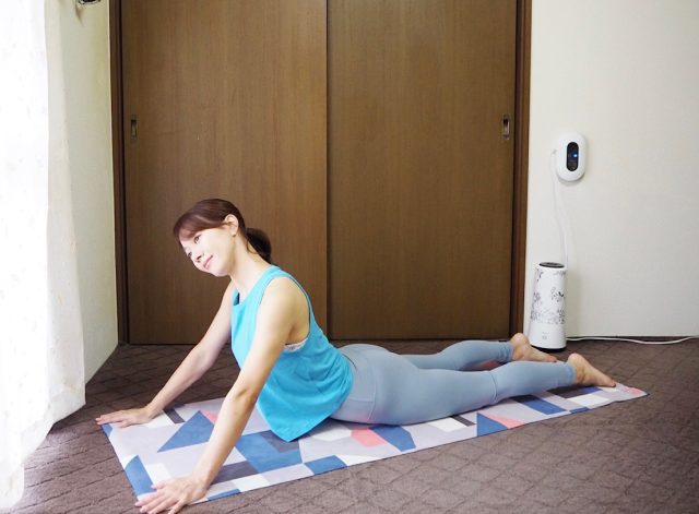 頭を前に倒したまま、左右に揺らす