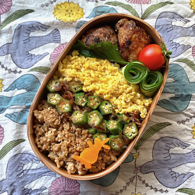 三色そぼろご飯とから揚げ弁当