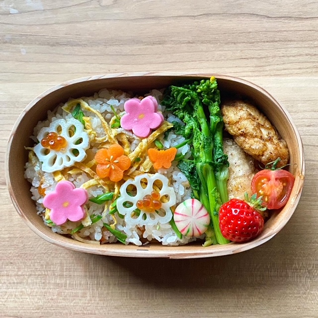 ピンク色のおかずが映えるお弁当