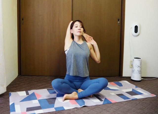 左ひじを引き下げる