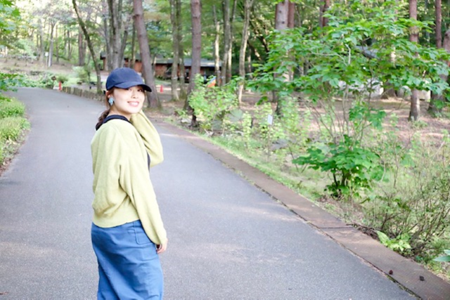 森を歩く女性