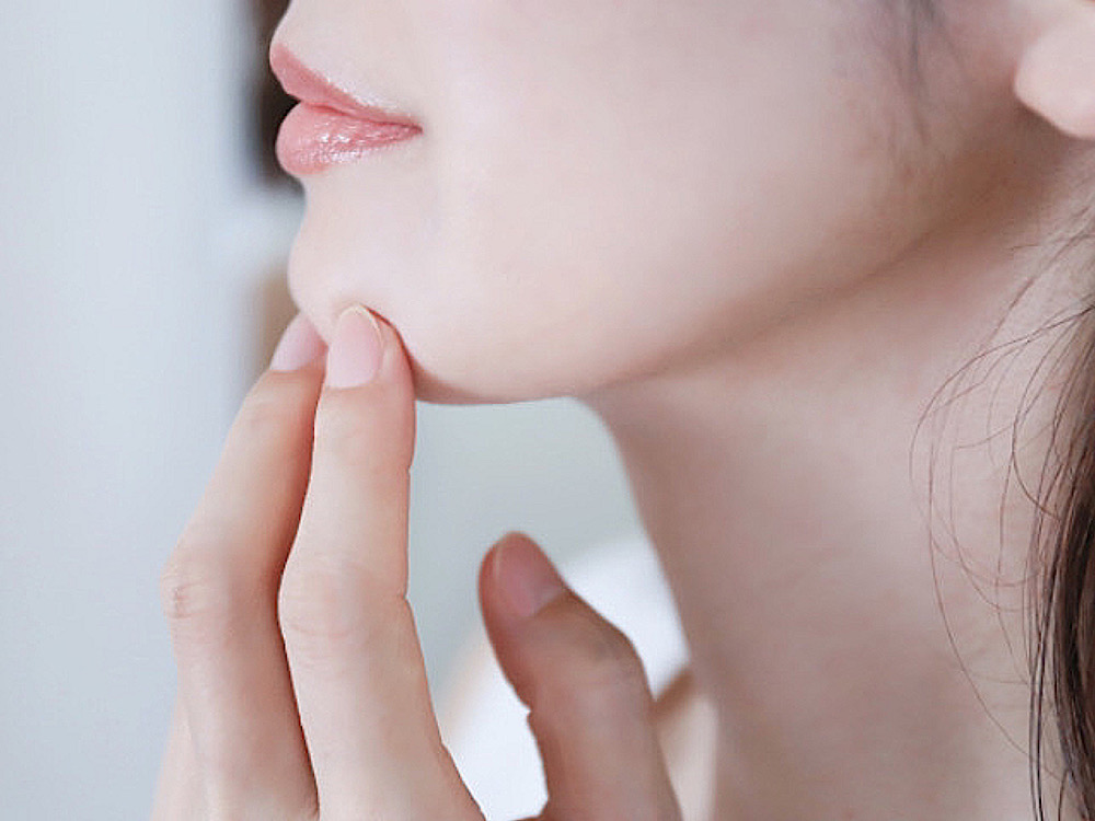 むくみ・乾燥じわ・顔色…メイク前の「困った」を解決する方法3つ