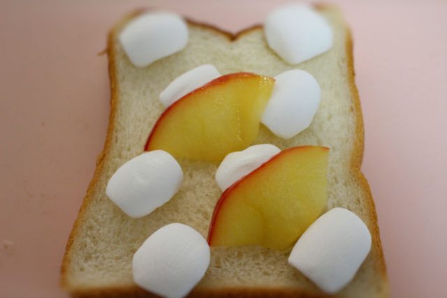 林檎とマシュマロを並べる