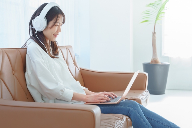 音楽を聴く女性