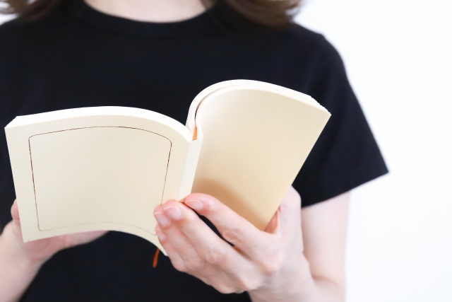 読書する女性