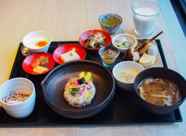 【京都】朝のお勤め体験と特別な朝食を！「三井ガーデンホテル京都河原町浄教寺」