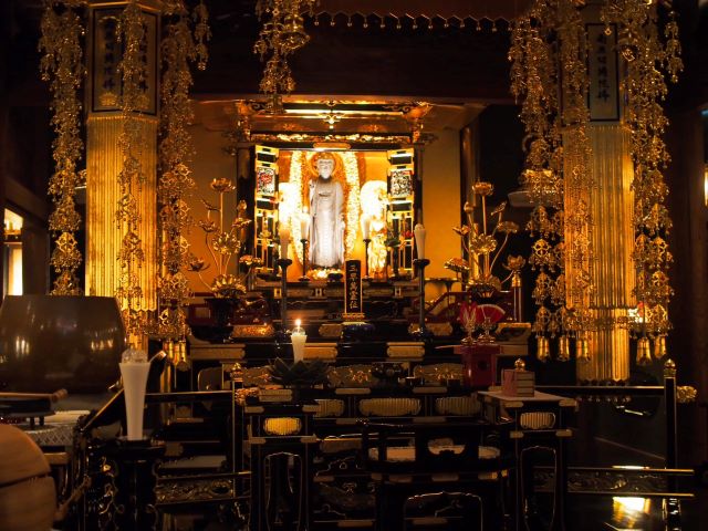 寺院の内観