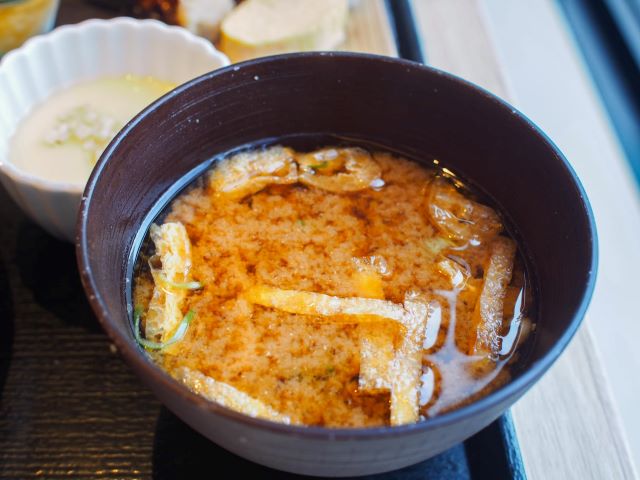 湯葉と九条葱の味噌汁