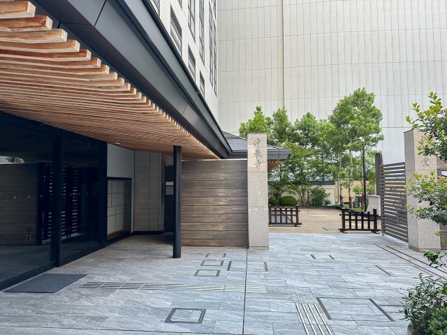 寺院が併設するホテルの外観