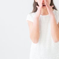 こっそり話す女性