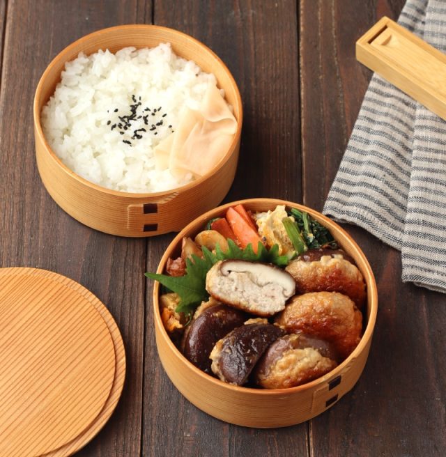 「しいたけの肉詰め」「ちくわと小松菜の卵炒め」2品弁当