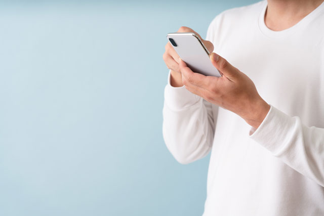 スマホを持つ男性