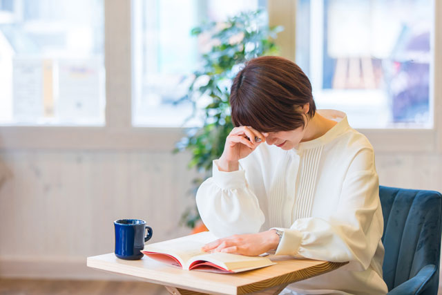 泣く女性