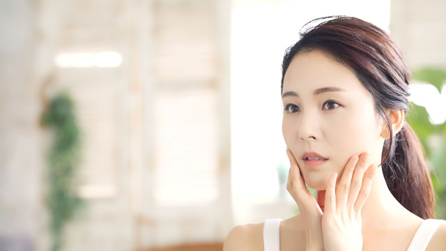スキンケアする女性