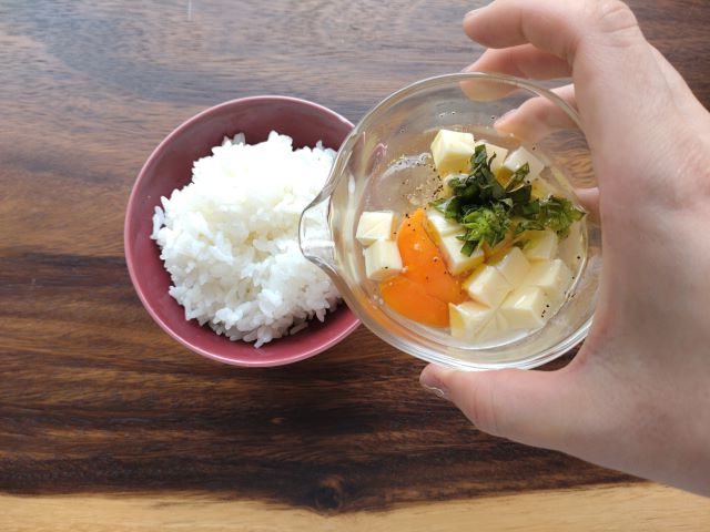 ご飯とチーズ入りの卵