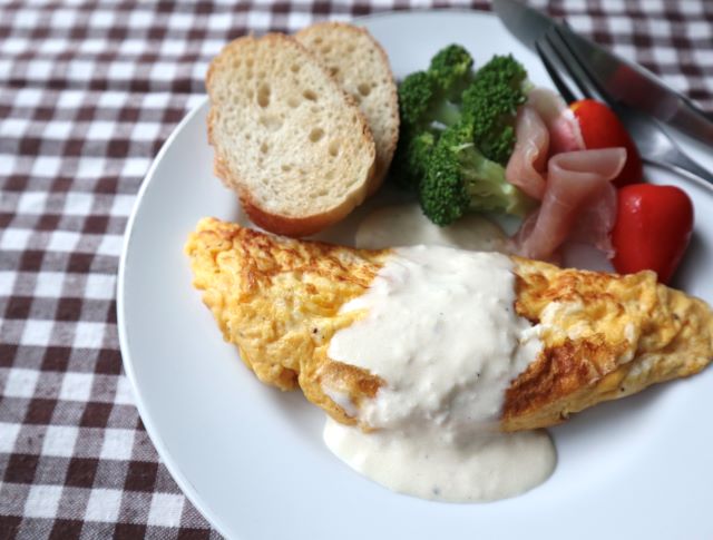 ドレッシングをかけたオムレツ