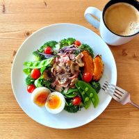 コーヒーと綺麗に盛り付けられたサラダ