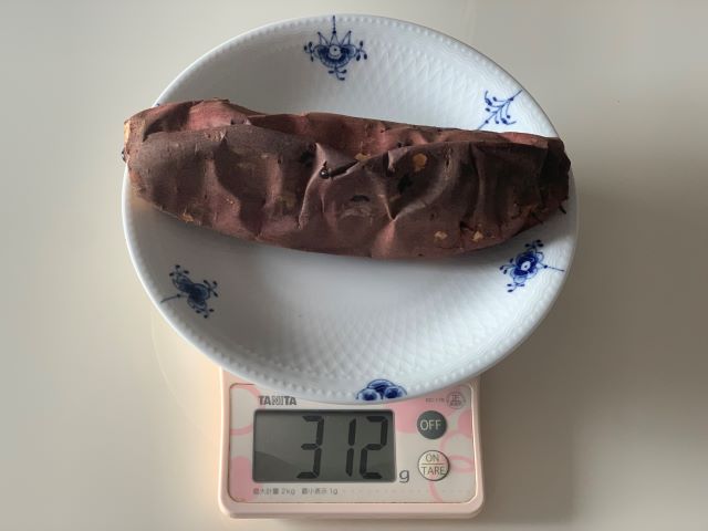 測りに乗せられた焼き芋