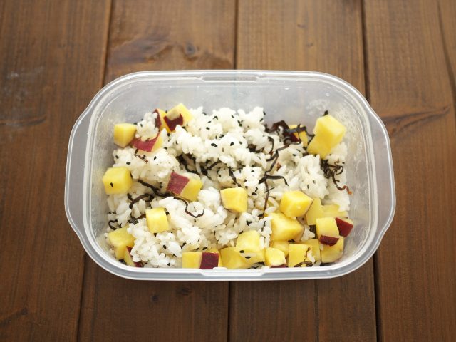さつまいもの塩昆布混ぜご飯