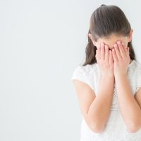 まぶたを押さえる女性