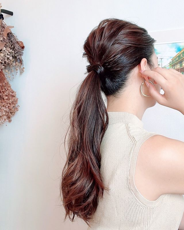 ゆるく巻いたロングヘアー