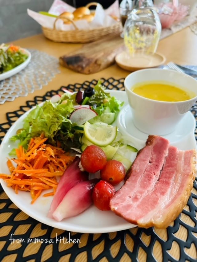 スープとサラダのプレート