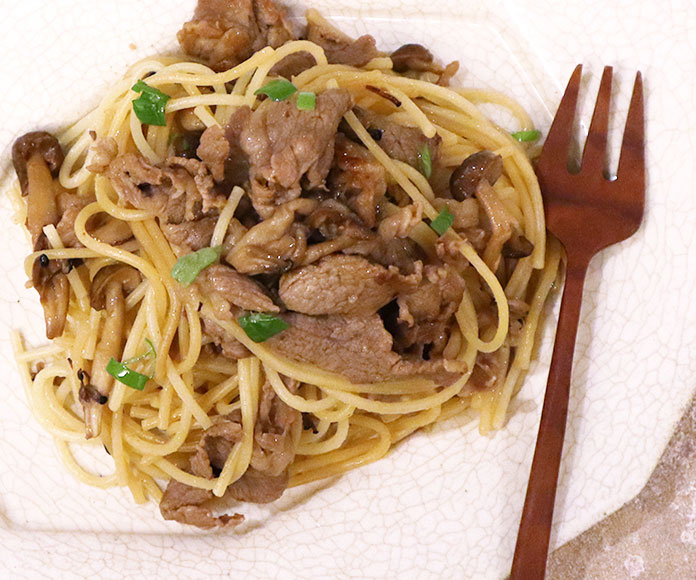 調味料2つだけで簡単！「牛肉ときのこの和風パスタ」