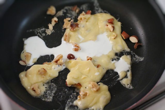 フライパンでチーズを溶かし牛乳を入れる