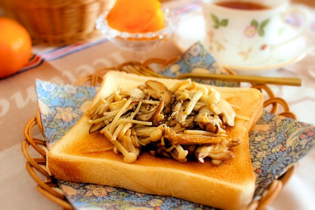 腸活にも◎うまみたっぷり♪「きのこの照り焼きのせトースト」