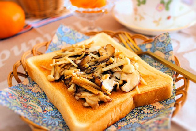 キノコの照り焼きトースト