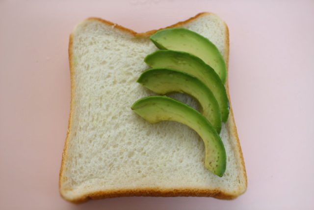 アボカドを食パンにのせる