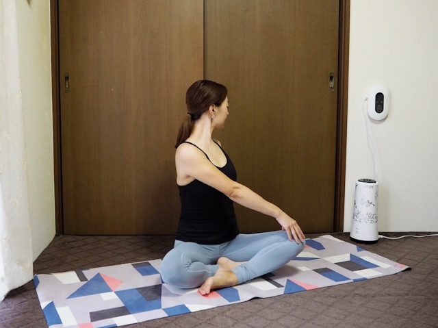 息を吐きながらねじる