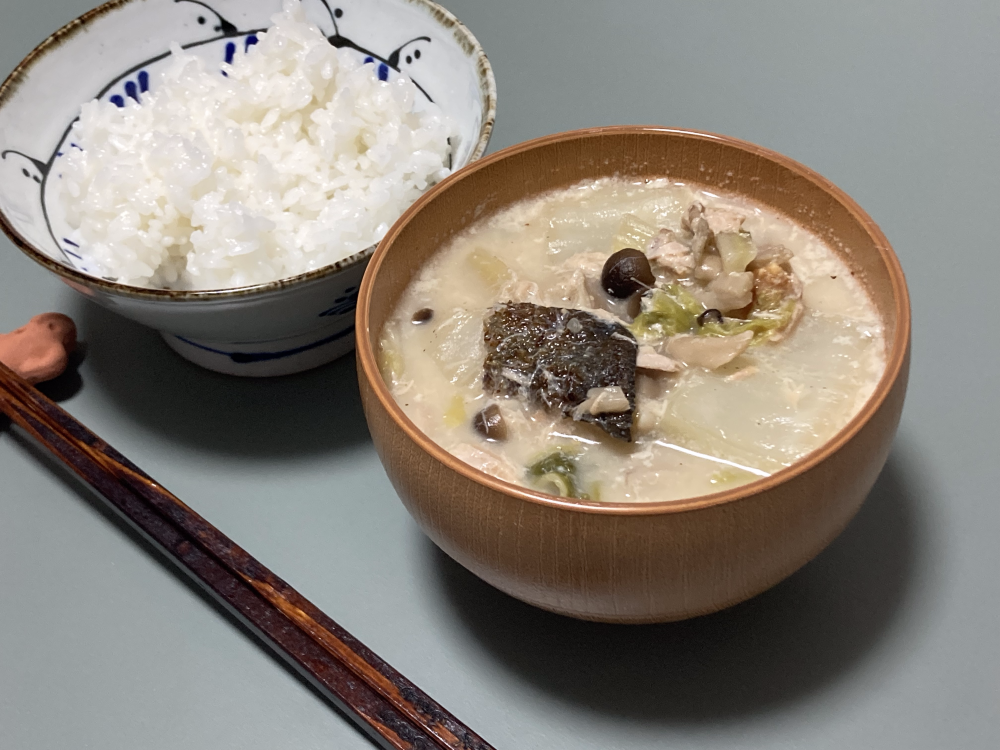 旬食材で秋を味わう！簡単「鮭ときのこの味噌クリームスープ」
