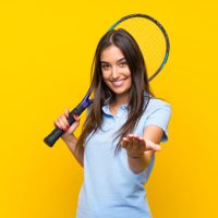 テニスに誘っている女性
