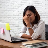 悩む女性