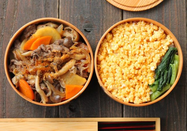 「薄切り肉じゃが」「卵そぼろご飯」2品弁当