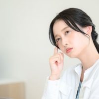 考える女性