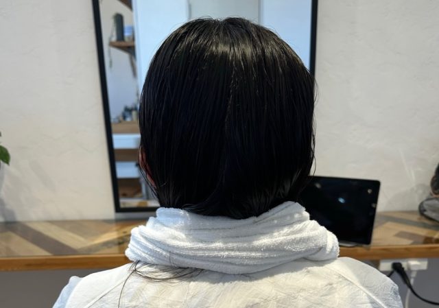 肩にタオルをかける