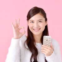 OKジェスチャーの女性