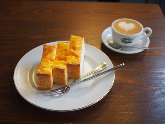 CHILLULU COFFEE ラテとトースト