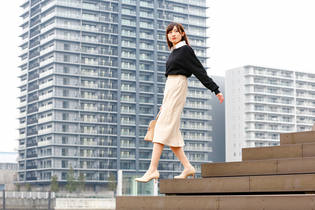 通勤する女性 