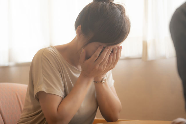 泣く女性