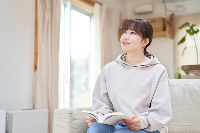 リラックスする女性