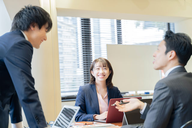 会話する会社員