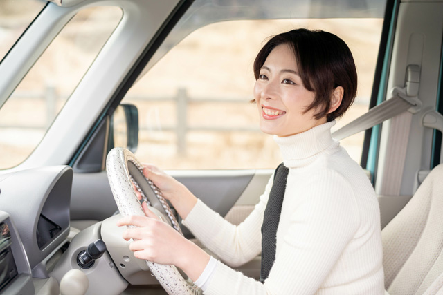 運転する女性