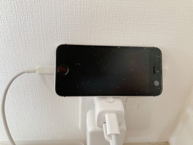 ダイソー クッションゴム スマホを立てて収納