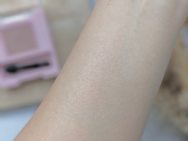 腕に塗った WHOMEE(フーミー) シングルラメシャドウ メリンダベージュ