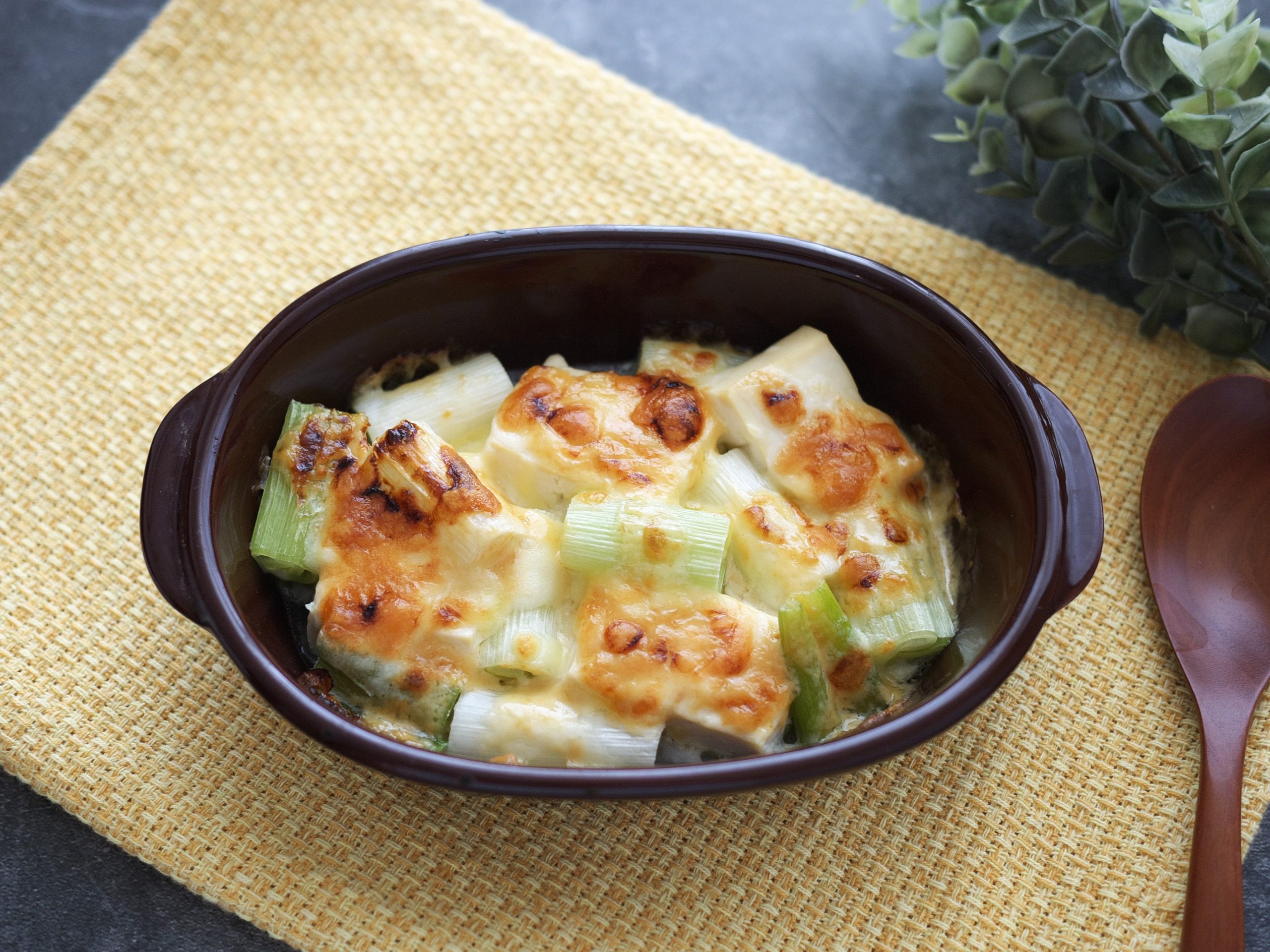 高たんぱくで低カロリー！簡単「ねぎと豆腐の味噌マヨチーズ焼き」