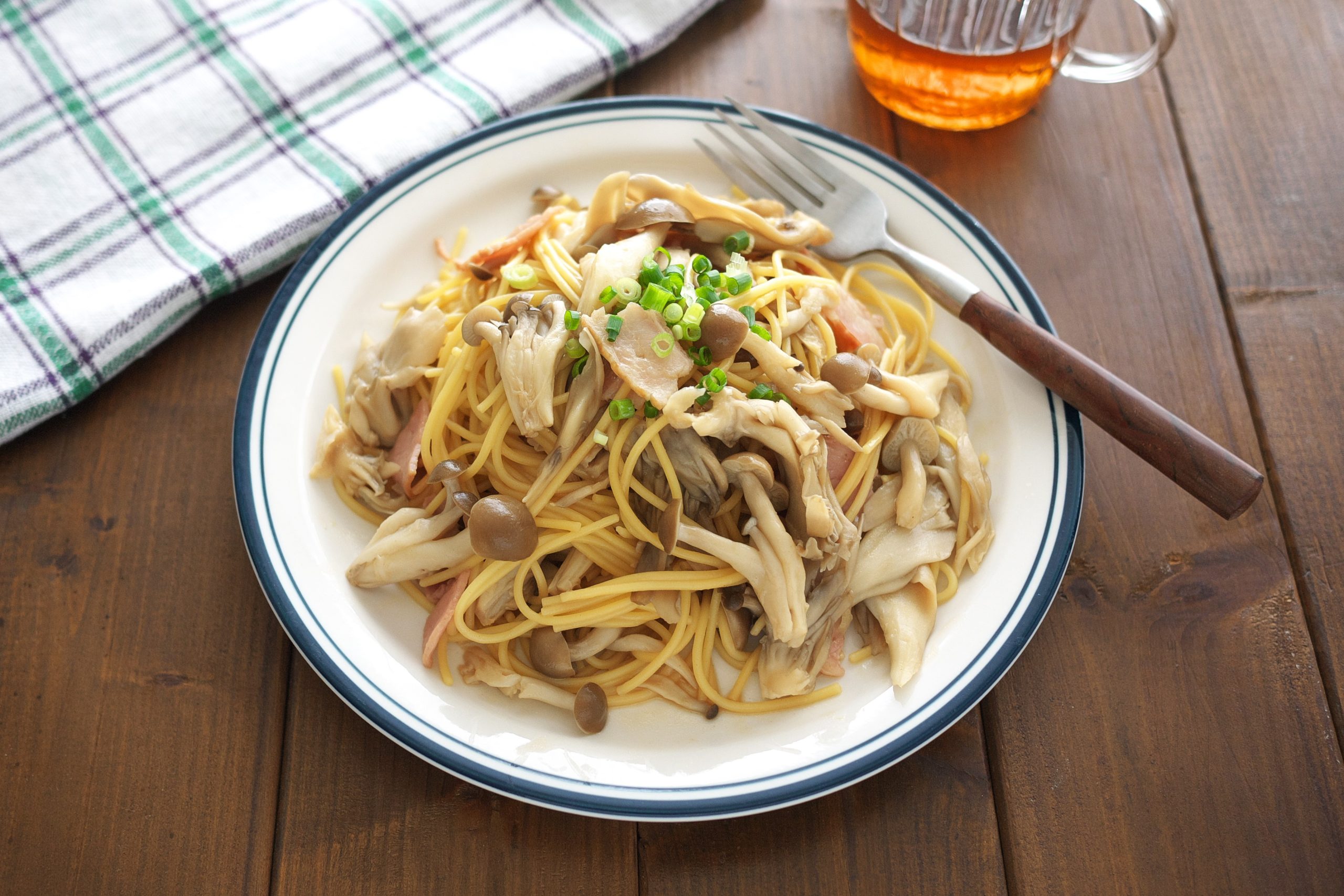 朝でも簡単！レンジで作れる「きのこのバター醤油パスタ」